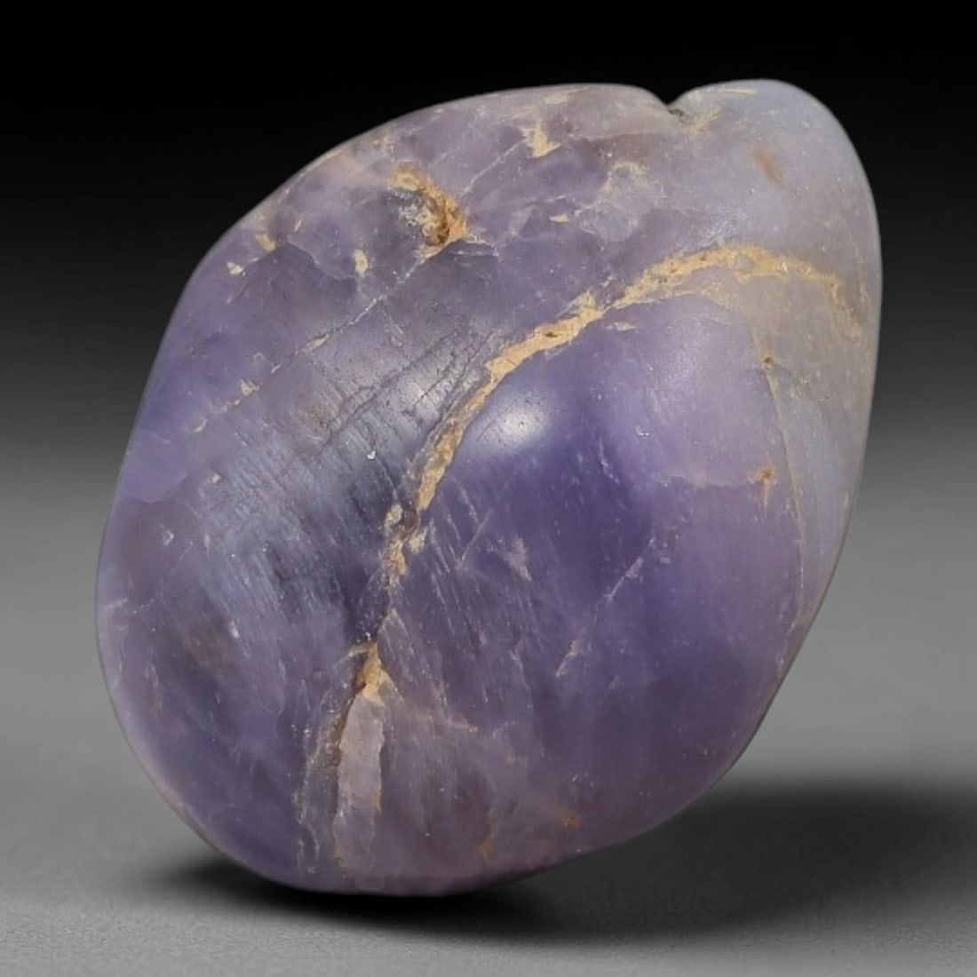 26ct Natural Unheated Sri Lankan Purplish Blue Sapphire Rough, 39YQ: This natural corundum rough is an unheated purplish blue sapphire sourced from Sri Lankan alluvial gem deposits, featuring an irregular natural native form with residual pale yellow-brown mineral matr