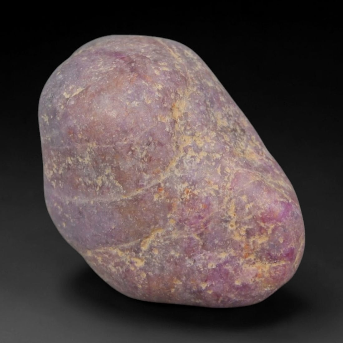 24ct Natural Unheated Sri Lankan Purplish Blue Sapphire Rough, 65YQ: This natural corundum rough is an unheated purplish blue sapphire sourced from Sri Lankan alluvial gem deposits, featuring an irregular natural native form with residual pale yellow-brown mineral matr