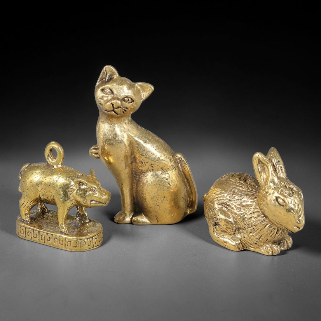 Thai Vintage Copper Alloy Sacred Animal Devotional Figures - 3pcs Set, 97YY: Mini vintage copper alloy sacred animal statuette set of three pieces, each sized 3.5x1.5cm. The collection includes a standing pig pendant figurine with patterned base, elegant seated cat sculpture, 