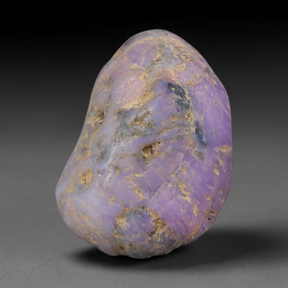 34ct Natural Unheated Sri Lankan Purplish Blue Sapphire Rough, 47YQ: This natural corundum rough is an unheated purplish blue sapphire sourced from Sri Lankan alluvial gem deposits, featuring an irregular natural native form with residual pale yellow-brown mineral matr