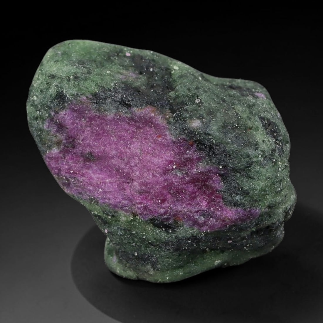 86ct Natural Tanzanian Ruby Zoisite Raw Rough Specimen Mineral Stone, 7YQ: This unpolished mineral rough is natural ruby zoisite sourced from Tanzania, exhibiting distinct banded mineral segregation of vibrant green zoisite, magenta ruby crystals, and dark hornblende inclusi