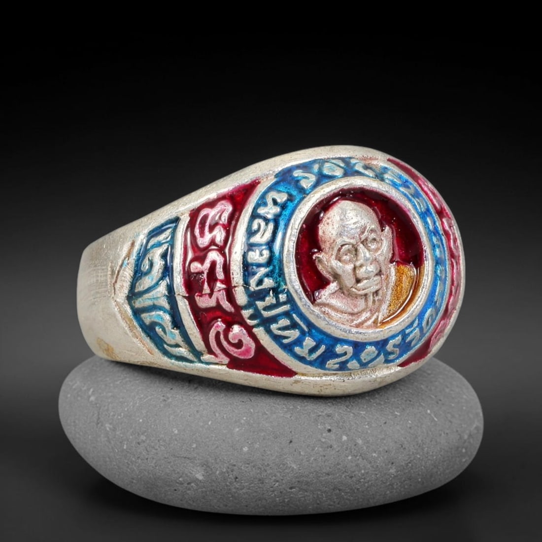Thai Enamel Silver Luang Phor Monk Blessing Ring US Size 8, 84YY: Vintage silver-toned Thai master monk amulet ring, US ring size 8. Oval front face features embossed portrait of revered Luang Phor monk set within red enamel background, framed by blue enamel band en