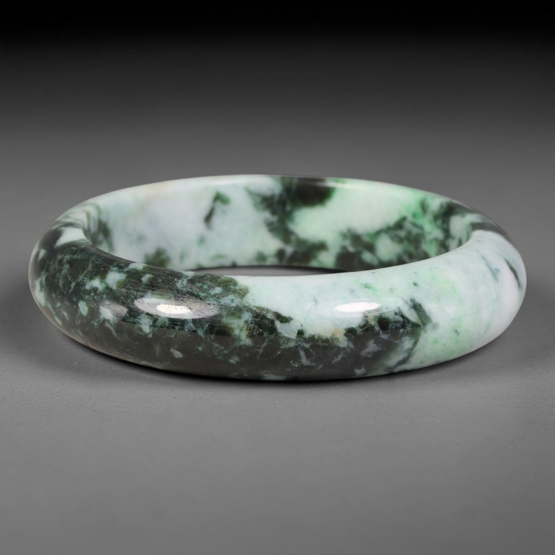 Natural Burmese Type A Dark Speckled Floating Green Jadeite Jade Bangle Bracelet, 80TD: Genuine natural Burmese Type A jadeite jade bangle, marked with dramatic dark speckled floating green veining over an off-white base. Smooth polished solid band, inner dimension 53.3x14.7mm. Natural s