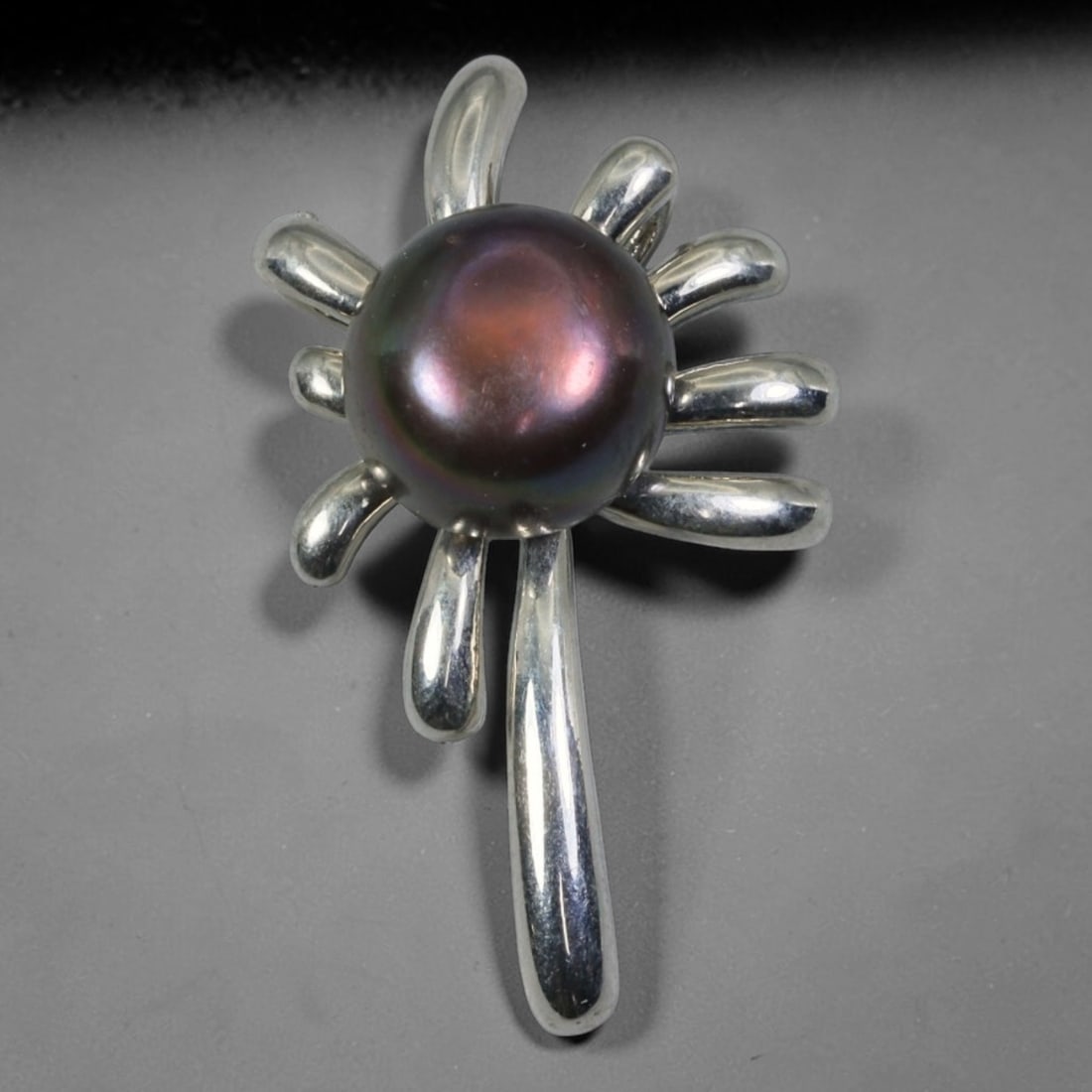 Abstract Burst Dark Purple Pearl Clip-On Pendant Polished Silver Tone, 1ZQ: Modern artistic silver-toned clip bail pendant with overall dimensions 32.4x18.3x9.8mm. At its core rests a rich dark iridescent purple freshwater pearl boasting deep wine and metallic rainbow overton