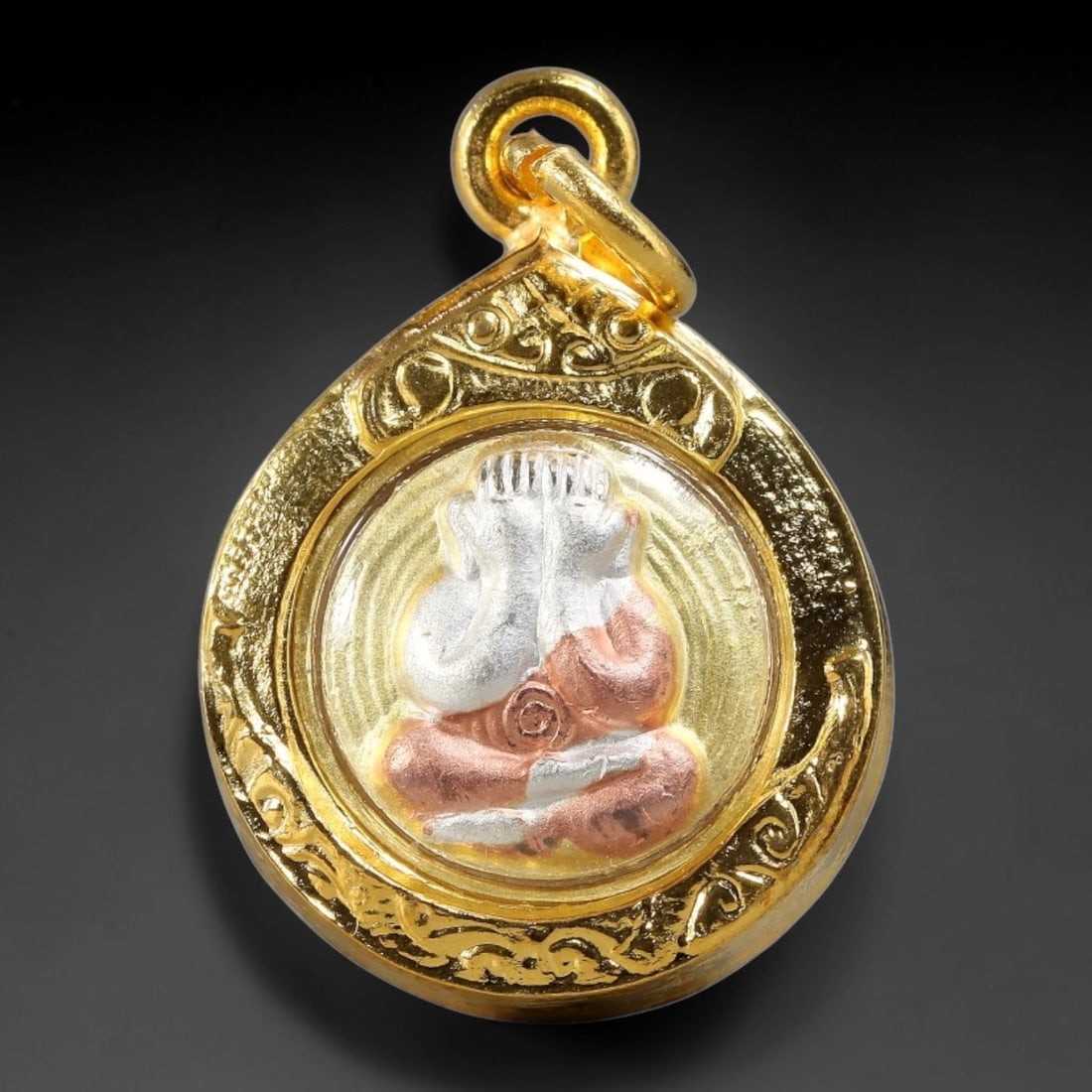 Tri-Tone Phra Pidta Closed Eyes Buddha Teardrop Thai Amulet Gold Cased Pendant, 31YY: Mini teardrop-shaped devotional amulet housed in ornately hand-engraved polished gold casing with clear transparent dome and sturdy integrated hanging bail. The front features a three-tone embossed Ph
