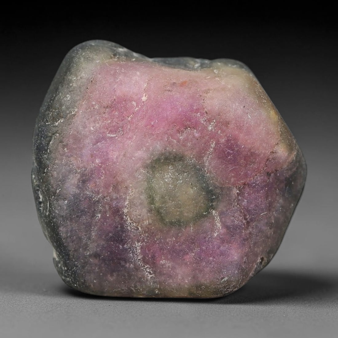 22 Carats Natural Pink Green Tourmaline Rough Specimen, 1YS: This is an untreated natural tourmaline mineral specimen formed by long-term geological activity underground, exhibiting blended pink and green color zoning throughout its crystalline composition. Nat