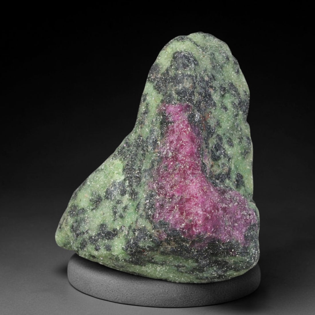 130.27ct Natural Tanzanian Ruby Zoisite Raw Rough Specimen Mineral Stone, 67YT: This unpolished mineral rough is natural ruby zoisite sourced from Tanzania, exhibiting distinct banded mineral segregation of vibrant green zoisite, magenta ruby crystals, and dark hornblende inclusi