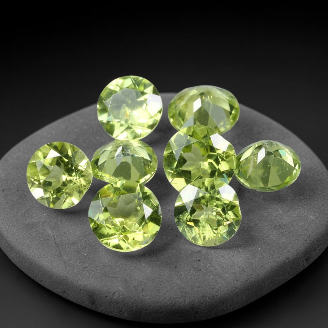 4.21ct Natural Olive Green Peridot Round Cut Loose Gemstone 8pcs Parcel, 10TT: This parcel contains 8pcs round faceted natural peridots with total aggregate weight of 4.21 carats, each stone measuring 5.3x2.9mm. The gemstones show bright olive-green colouration with fine natural