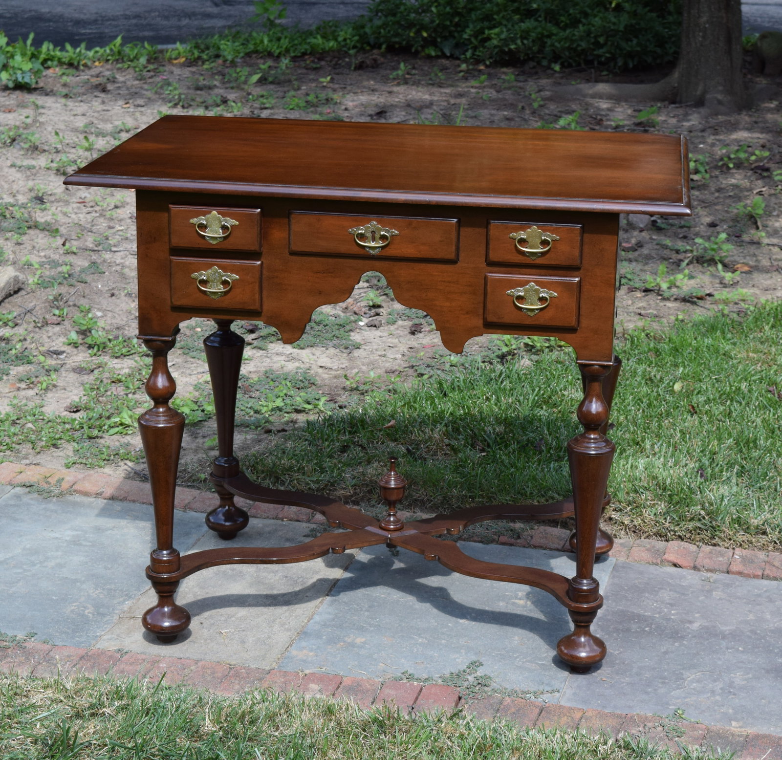 Kittinger CW-157 Colonial Williamsburg Lowboy (1 of 9)