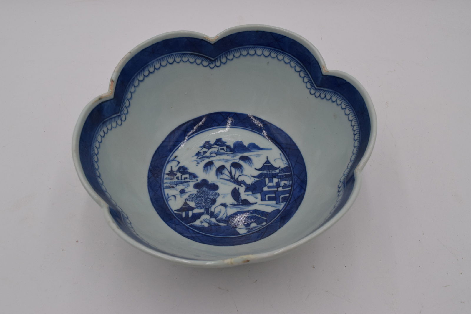 Early Canton Export Scalloped Rim Bowl (1 of 6)