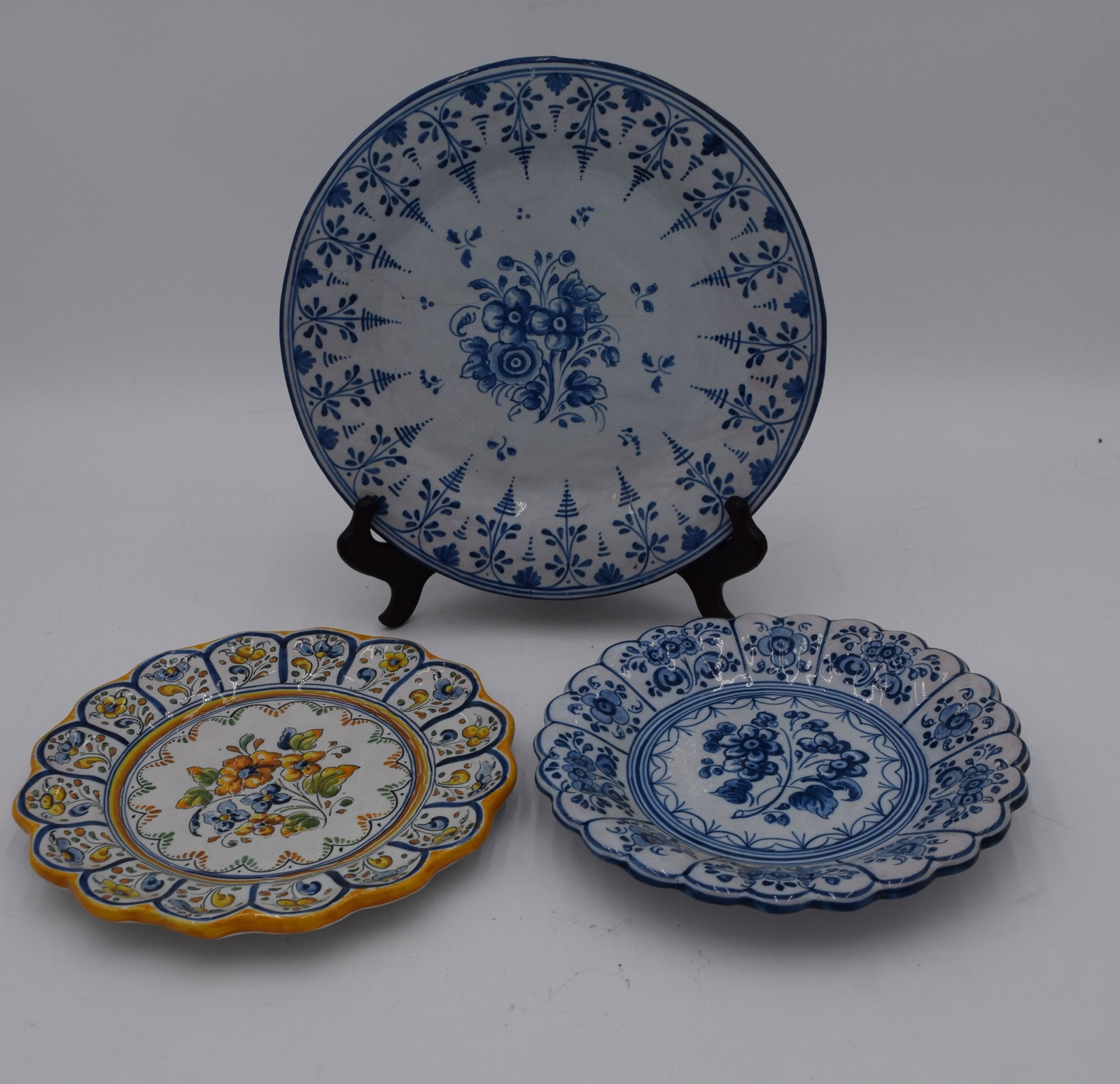 Set of 3 Talavera Duran Hand Painted Floral Plates: hand painted talabricense ceramic pottery plates from Spain. smaller plates have scalloped edges. up to 1 x 11 x 11