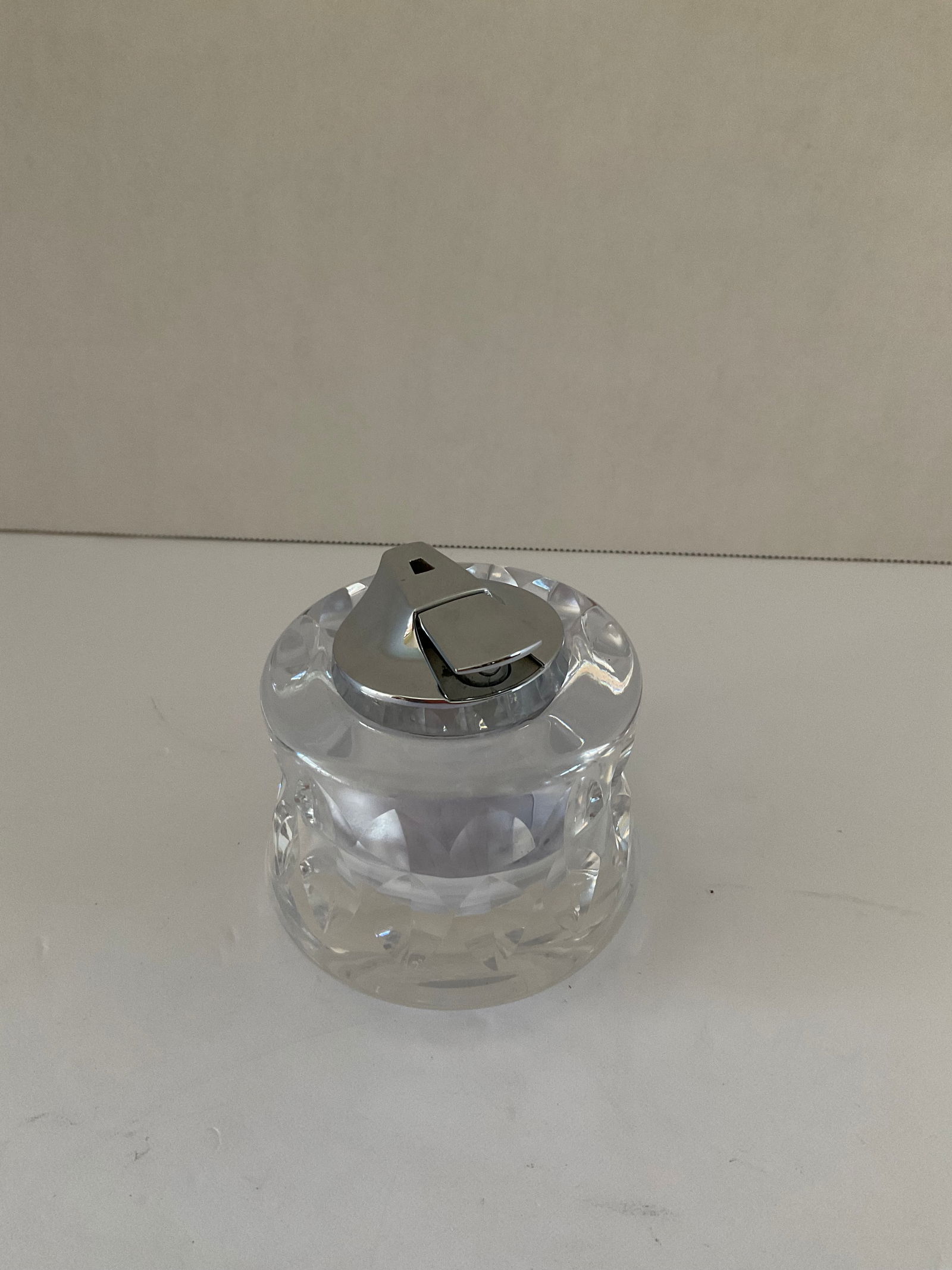 Goran Warff Kosta Boda Vintage Heavy Crystal Lighter: A signed and numbered Goran Warff Kosta Boda crystal lighter. Lighter mechanism has not been tested, sold as is. Lighter is made by Ronson. The crystal holder is in excellent condition. The crystal ho