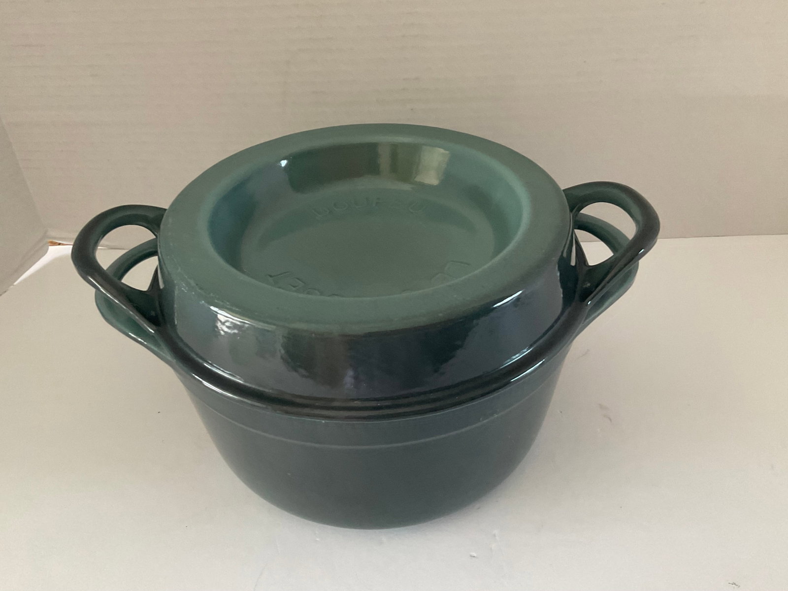 RARE Le Creuset Doufeu in a Green Ombre: A rare Le Creuset #20 Doufeu pan. This model is meant to have ice put in the indented top so the resulting steam will baste the interior ingredients. It is 11" at the handles and 6" in height. Excelle