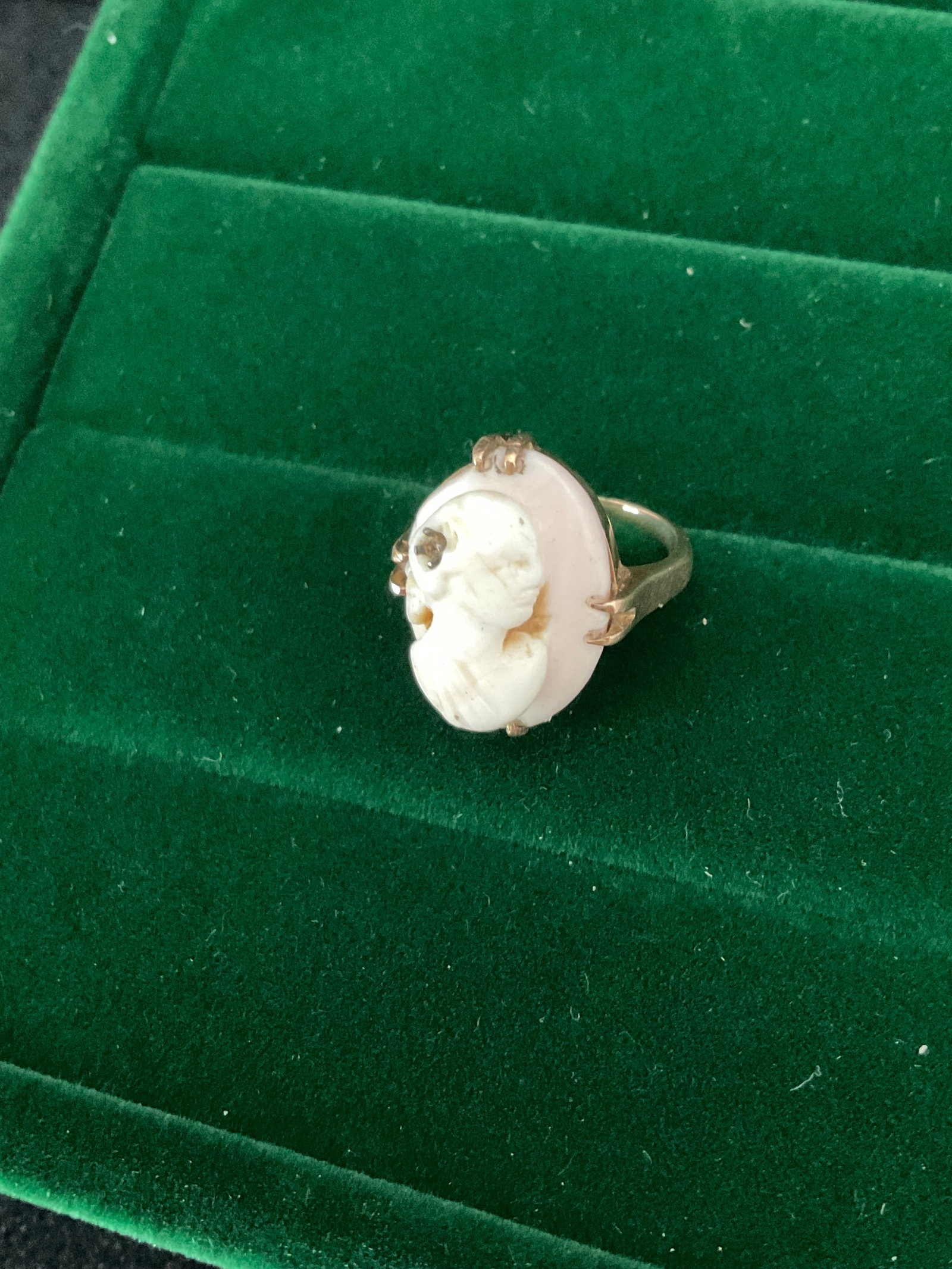 10K Antique Cameo Ring: An antique cameo ring approximately a size 4. Appears to be missing a small stone hair adornment. 4.4 grams. 10k yellow gold