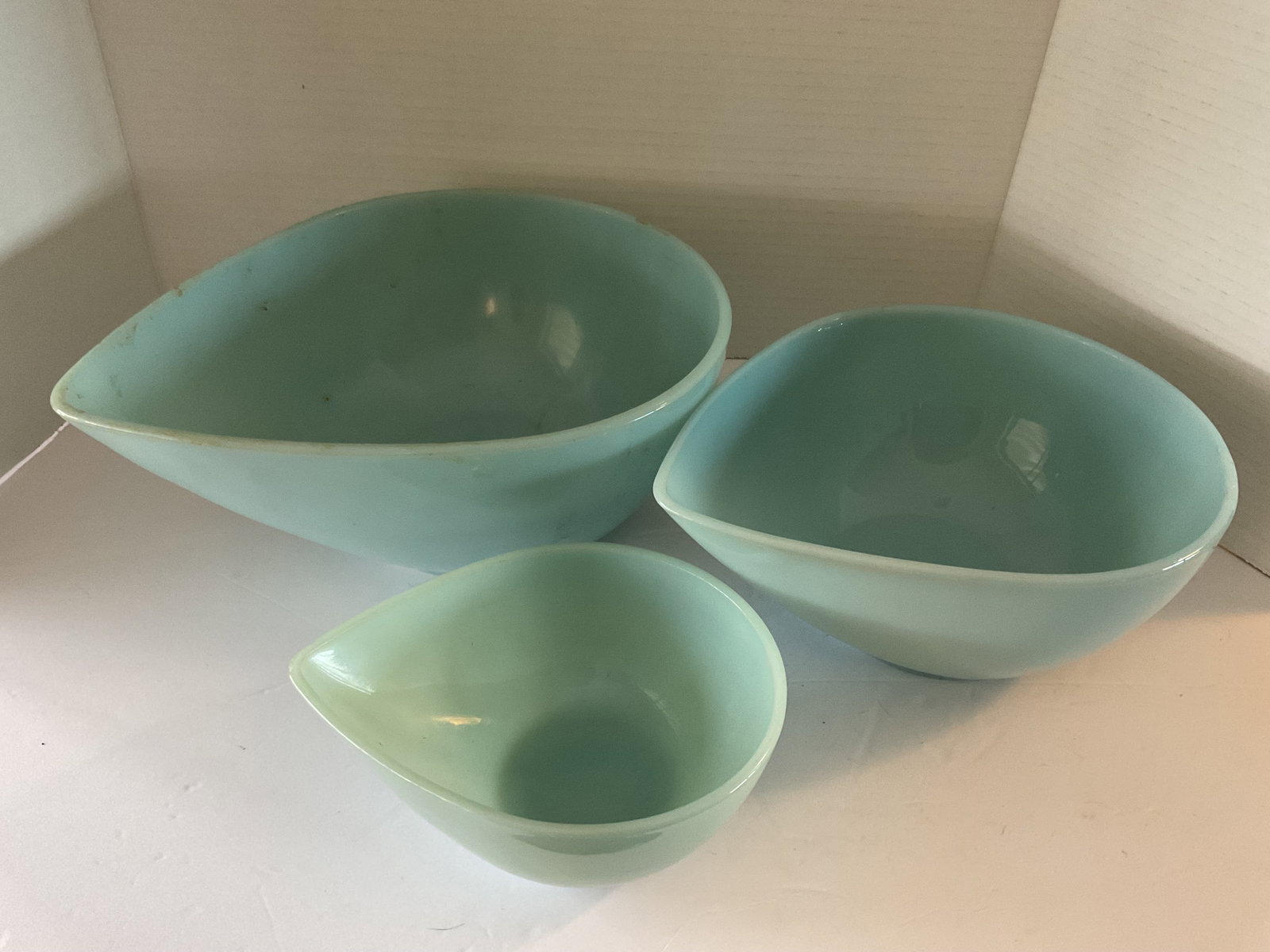 Set of Three Vintage Fire King Delphite Blue Swedish Teardrop Mixing Bowls (1 of 7)