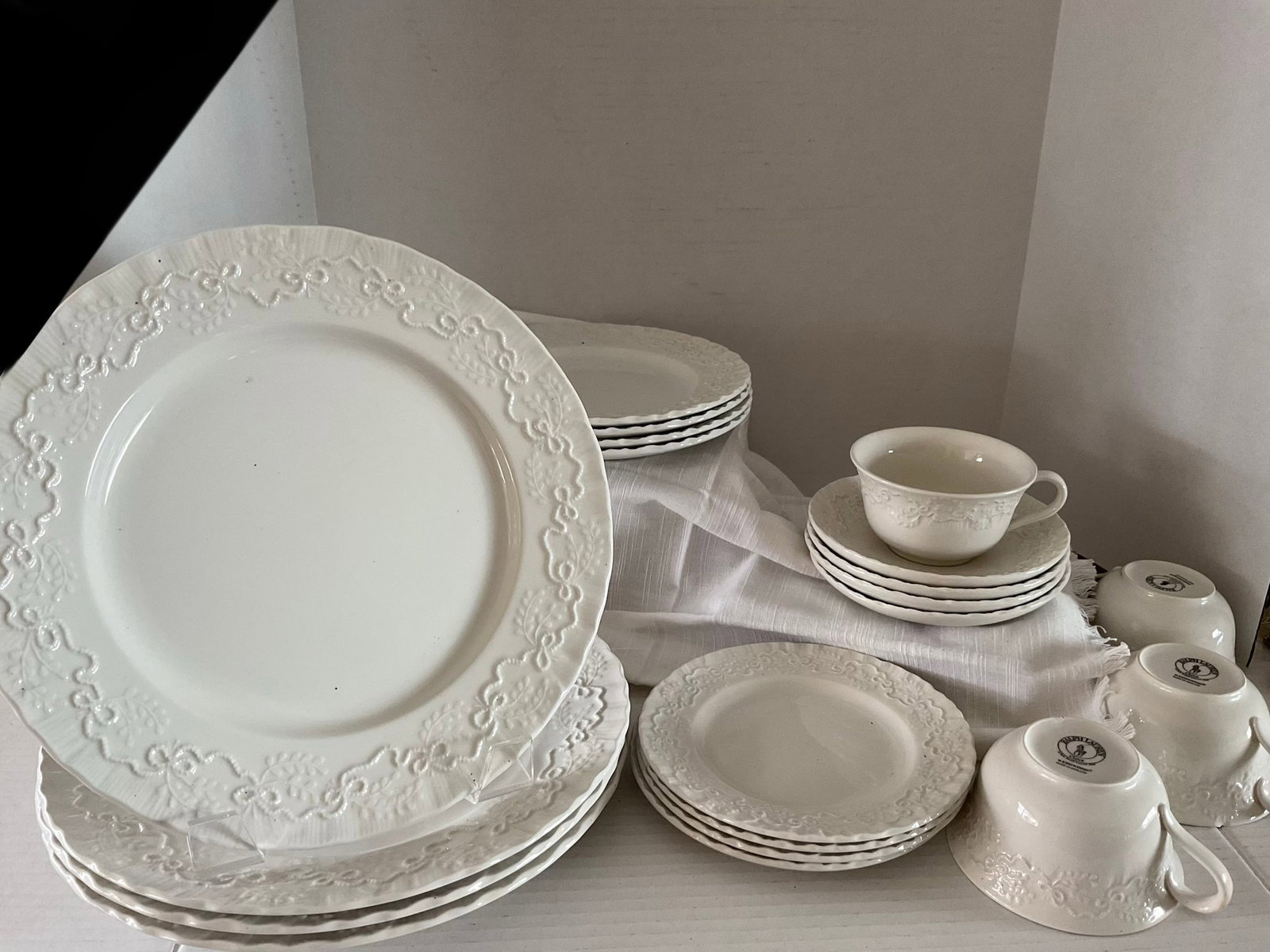 Ralph Lauren “Clair” Dinner Service for Four: A Ralph Lauren dinner service for four in the Claire pattern. This set has never been used, excellent condition.