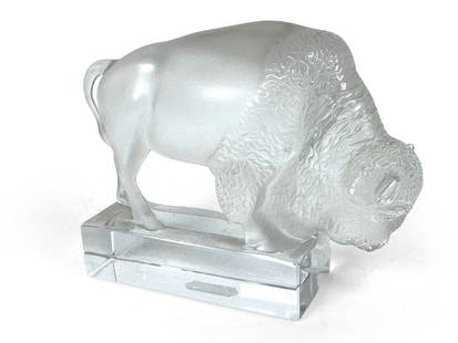 A Crystal Ox Figurine: 9.5 x 12 x 4 cm.