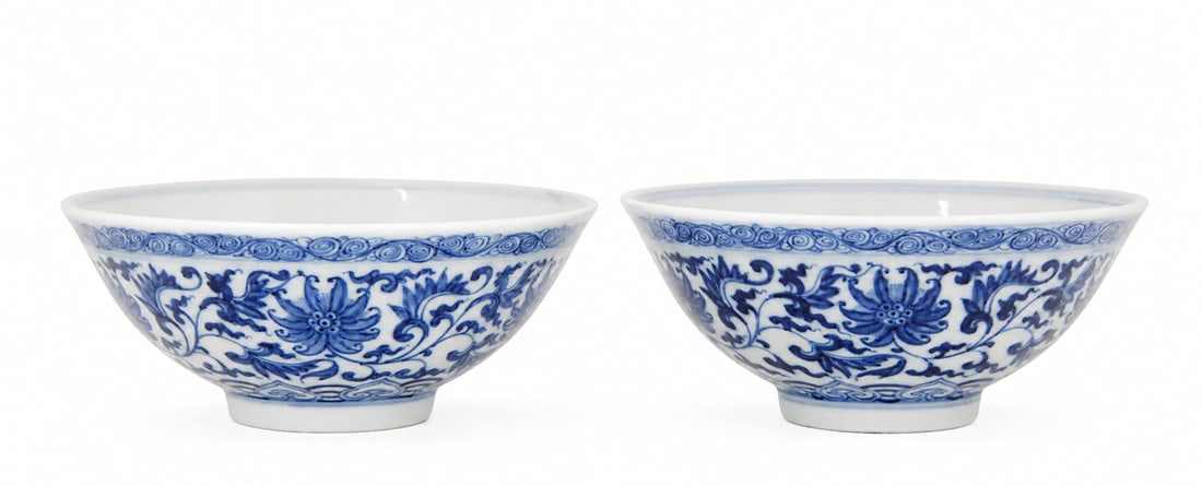 A pair of Chinese porcelain blue and white bowls (1 of 2)
