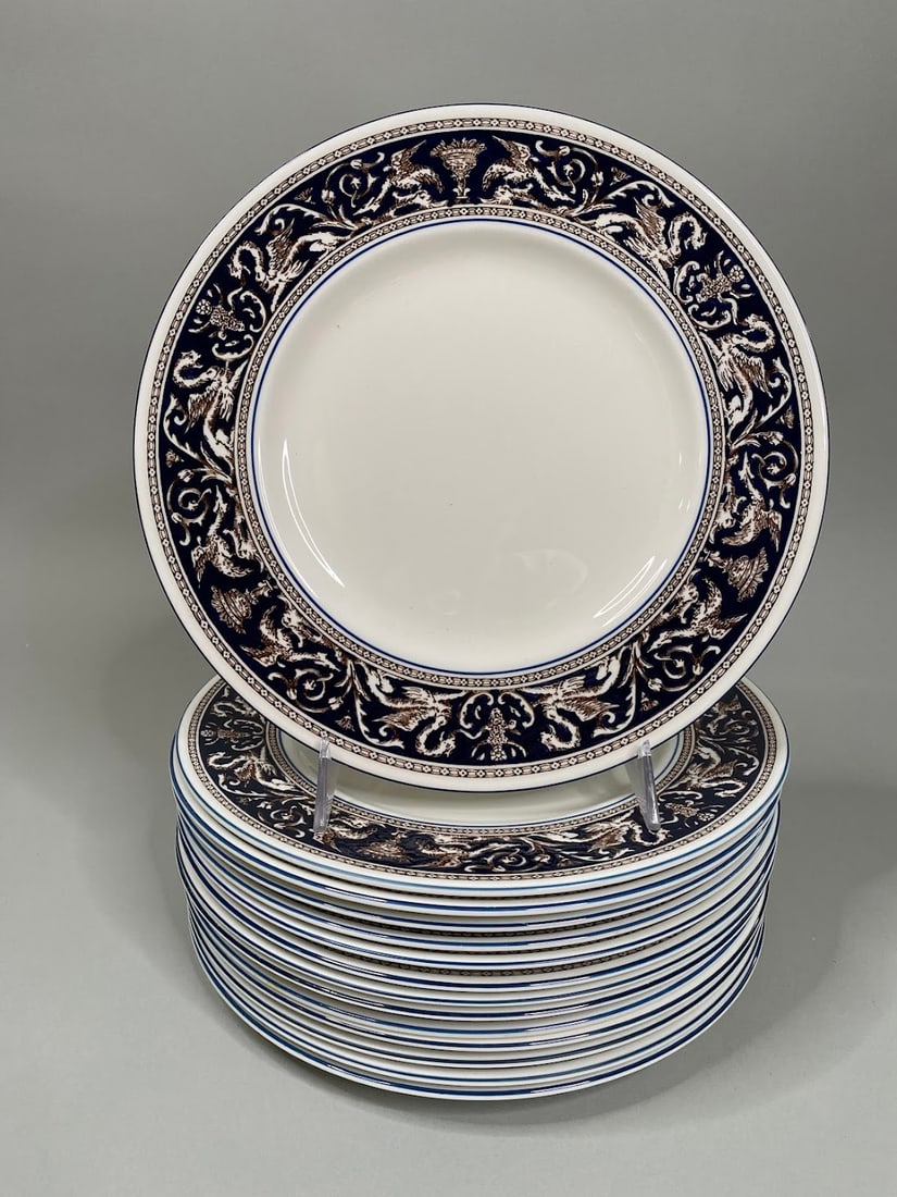 Set Of 14 Wedgwood Florentine Dinner Plates: Dia.: 10 3/4 inches