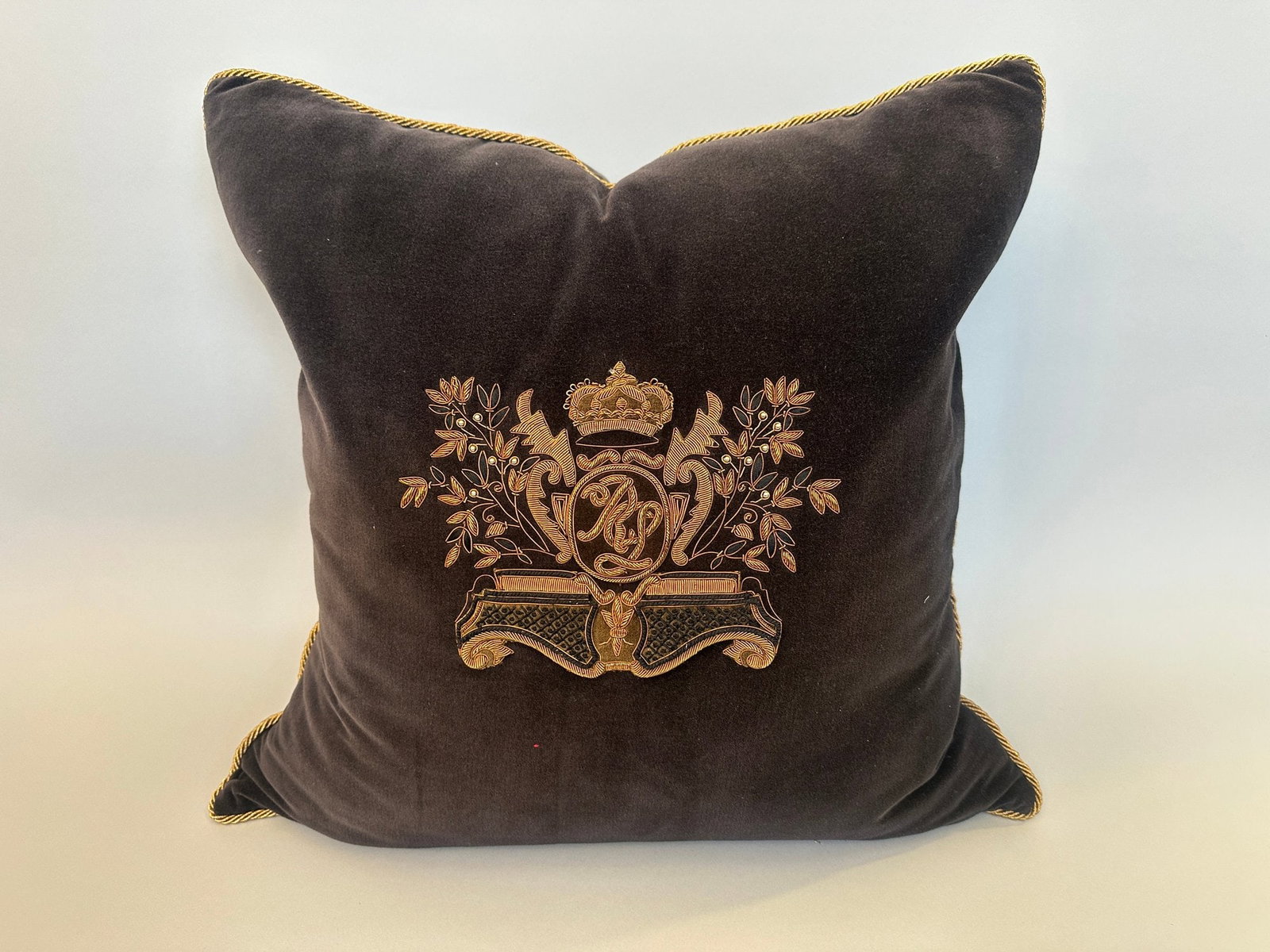 Ralph Lauren Bullion Crest Black Velvet 22 Throw Pillow: H: 22 x w: 22 inchesCONDITION: Excellent with tags