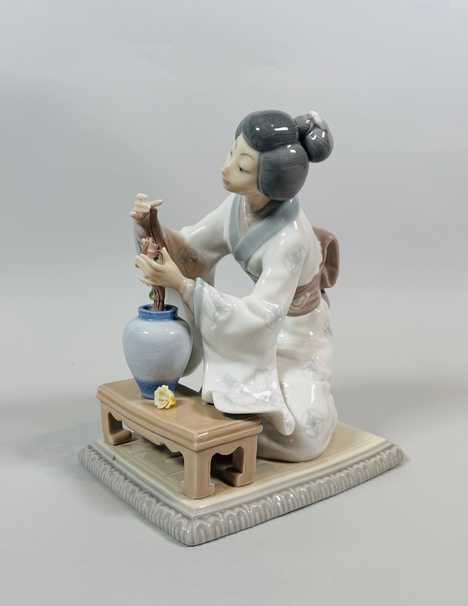 Lladro Japanese Flower Arranger Figurine (1 of 2)