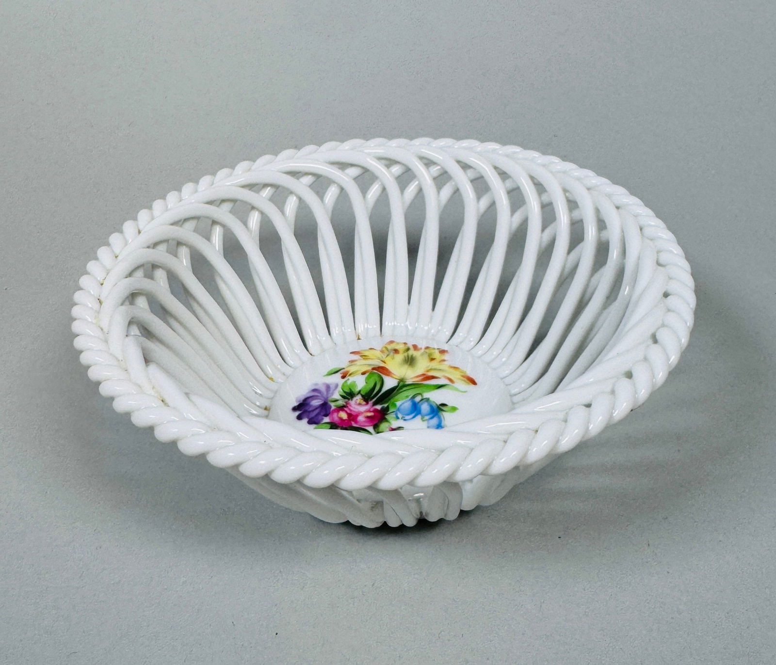 Herend 'Printemps' Basketweave Bowl: h: 2 x dia: 4 1/2 inches CONDITION: excellent