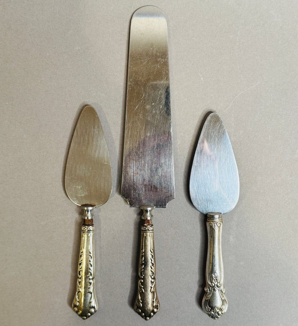 Sterling Silver Holloware Serving Pieces (3): the handles stamped sterling with stainless blades of various patters OZT: 3.69 (gross)
