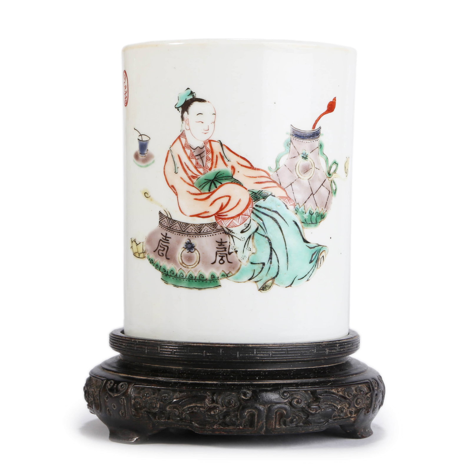 A WUCAI FIGURE BRUSH POT: Dimensions: Width: 10.5cm (4 1/8 in.), Height: 13cm (5 1/8 in.) The pen holder is in the shape of a barrel, with straight walls and white glaze inside and outside. The outer wall is decorated with col