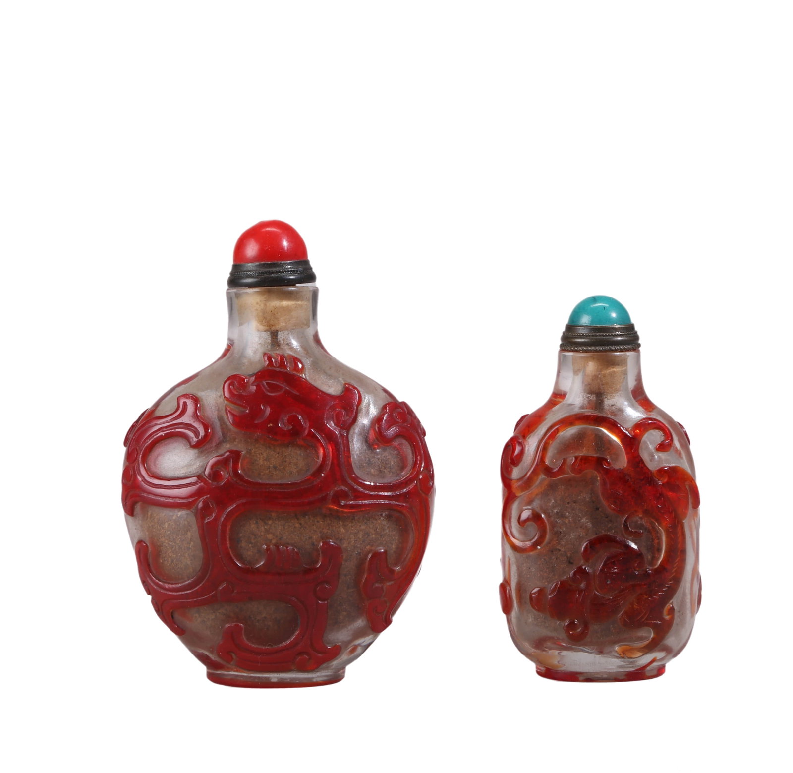 A SET OF WHITE AND RED SNUFF BOTTLES: A SET OF WHITE AND RED SNUFF BOTTLES Height: 9 cm (3 9/16 in.), max Condition: In overall good conditionFor more information on and additional videos for this lot, please contact info@solanoartgallery