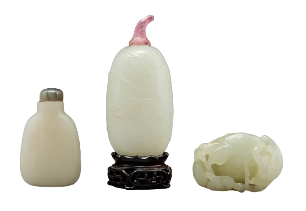 TWO CARVED JADE SNUFF BOTTLES AND A CARVED HARDSTONE (1 of 2)