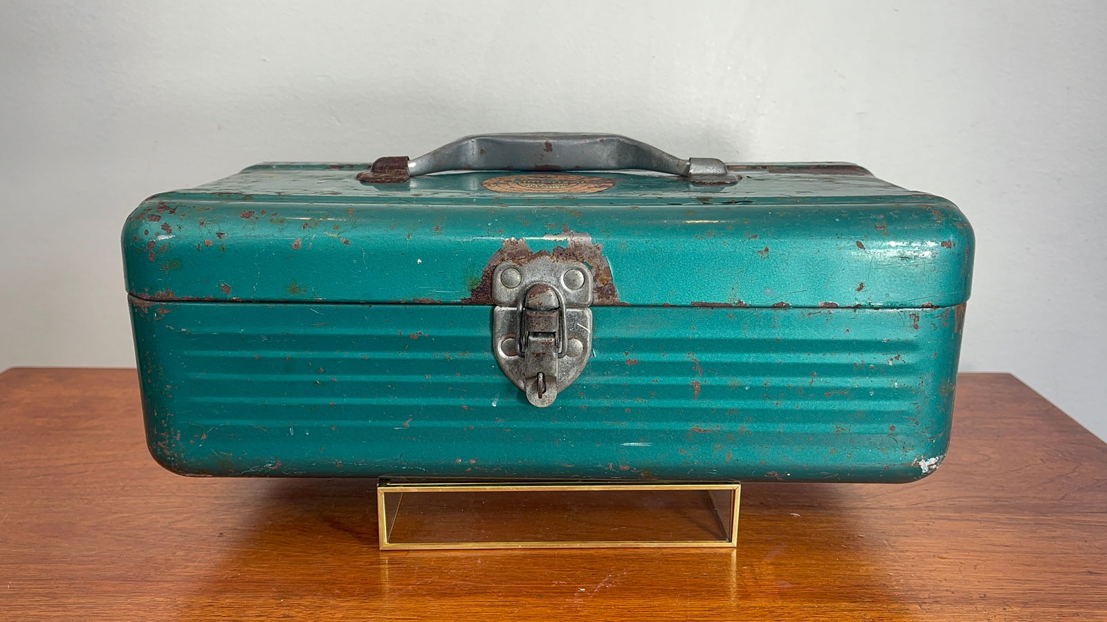 Vintage metal toolbox with handle | carpenters tool box | tool chest l storage box I vintage chest: This cool vintage metal tool caddy with handle will bring back nostalgic memories! Will look great as a decorative item, as a storage basket or Great to gift as well! Shipping fee category: ShipB= $30