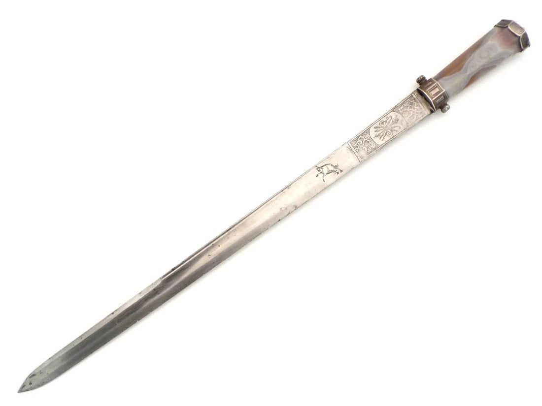 French 18th Century Nobleman's Hunting Sword-Dagger with Agate Handle and Silver Mounts: An exceptional 18th-century French nobleman's hunting sword-dagger, featuring a highly polished agate handle and fine silver mounts, clear indicators of high craftsmanship and aristocratic ownership.