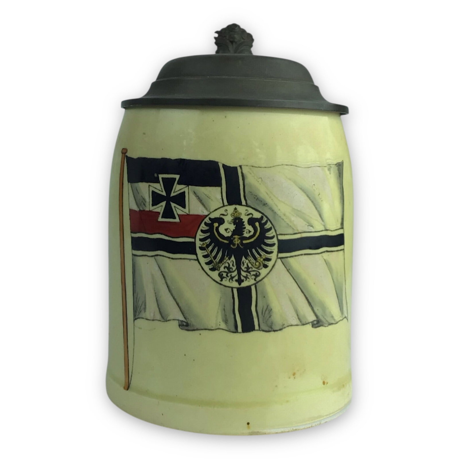 Imperial Germany WW1 Battle Flag Beer Stein – Half Liter Size: This is an original Imperial German WWI commemorative beer stein, holding a half-liter capacity and decorated with the Imperial German battle flag (Reichskriegsflagge) motif across the body. The stein