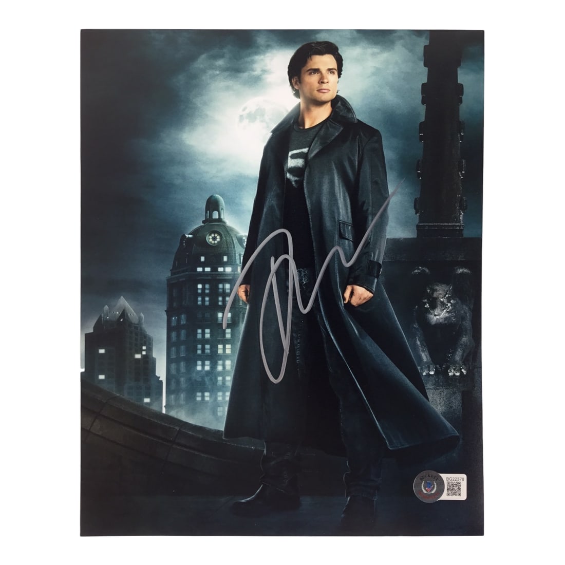 Tom Welling Signed 8x10 Smallville Superman Photo (Beckett Certified): Offered here is a signed 8x10 photograph of Tom Welling as Clark Kent from Smallville, the groundbreaking series that chronicled Superman's origins before the cape. Welling's portrayal of the young he