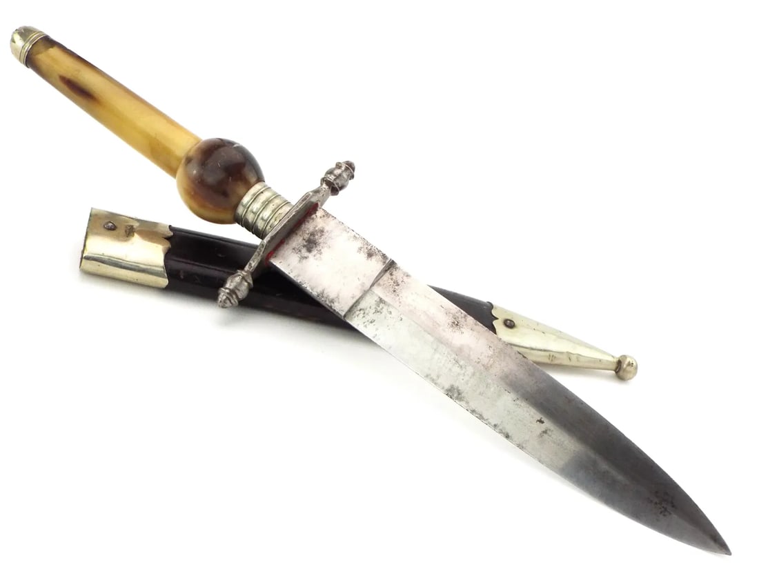 American Revolutionary War-Era Spanish Plug Bayonet Dagger - Rare: This rare and beautifully preserved 18th-century Spanish plug bayonet features a double-edged steel blade with a rich patina and a finely polished horn grip capped with a spherical pommel. The decorat