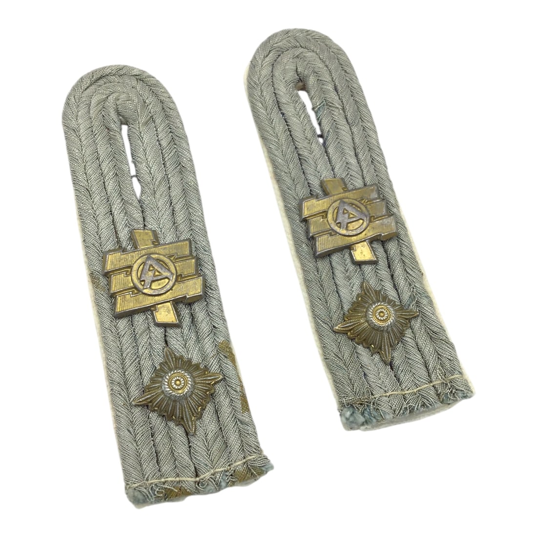 German WW2 Heer Feldherrnhalle Oberleutnant Shoulder Boards - Elite Infantry Officer Pair: This pair of shoulder boards represents the rank of Oberleutnant (First Lieutenant) within the elite Feldherrnhalle Infantry formation of the German Army. Constructed of