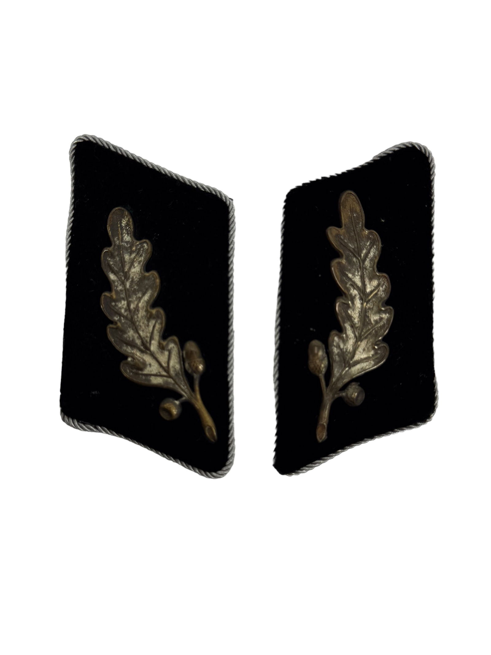 RARE German WW2 SA Standartenfuhrer Collar Tabs Pair for Senior Officer Paramilitary Rank!: A rare and highly collectible pair of German WW2 SA-Standartenführer Collar Tabs, a prestigious piece of German WW2-era military regalia. These collar tabs, crafted from high-quality black w