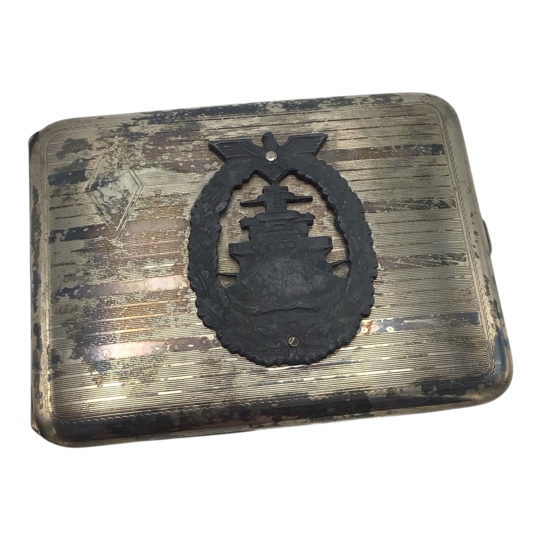 Rare German Officer's Cigarette Case w/ Mounted Kriegsmarine High Seas Fleet Badge: This German World War II cigarette case is mounted with an original Kriegsmarine High Seas Fleet Badge (Flottenkriegsabzeichen), creating a striking and highly collectible naval personal item. The met