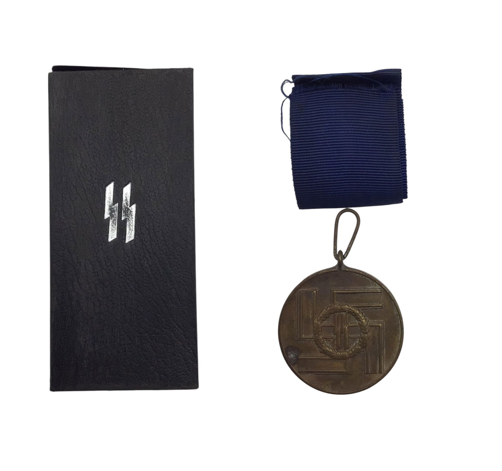 German SS 8-Year Long Service Medal with AWARD Box – Monogrammed SS Runes | Rare Matched WWII Set: Offered here is a highly desirable German WW2 SS 8-Year Long Service Medal, complete with its issued box bearing the monogrammed SS runes, a combination that is increasingly difficult to source togeth