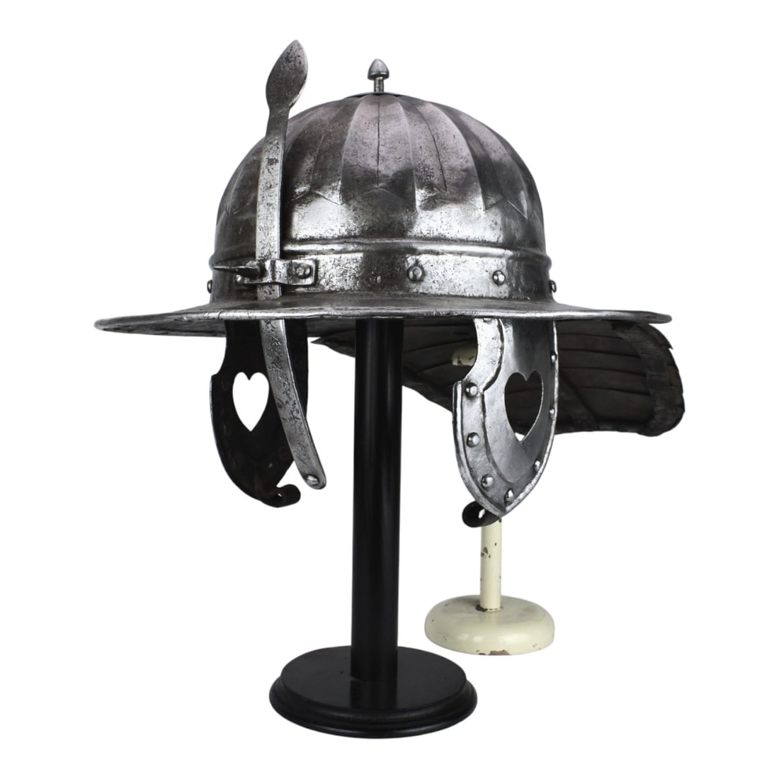 Polish-Hungarian Szyszak Typu Kapalin War Hat Helmet, Circa 1600: This rare Polish-Hungarian Szyszak Typu Kapalin war hat dates to circa 1600 and represents an important early modern cavalry helmet form related to the evolution of the Zischägge. The Kapalin was
