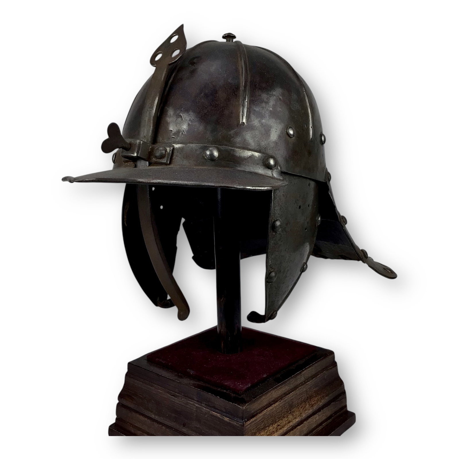 English Cromwellian Lobster-Tail Burgonet Helmet - Circa 1630-1660: This exceptional 17th century English lobster-tail burgonet, also known as a zischägge, is a superb cavalry helmet dating to the era of the Cromwellian Civil Wars. Constructed between approxi