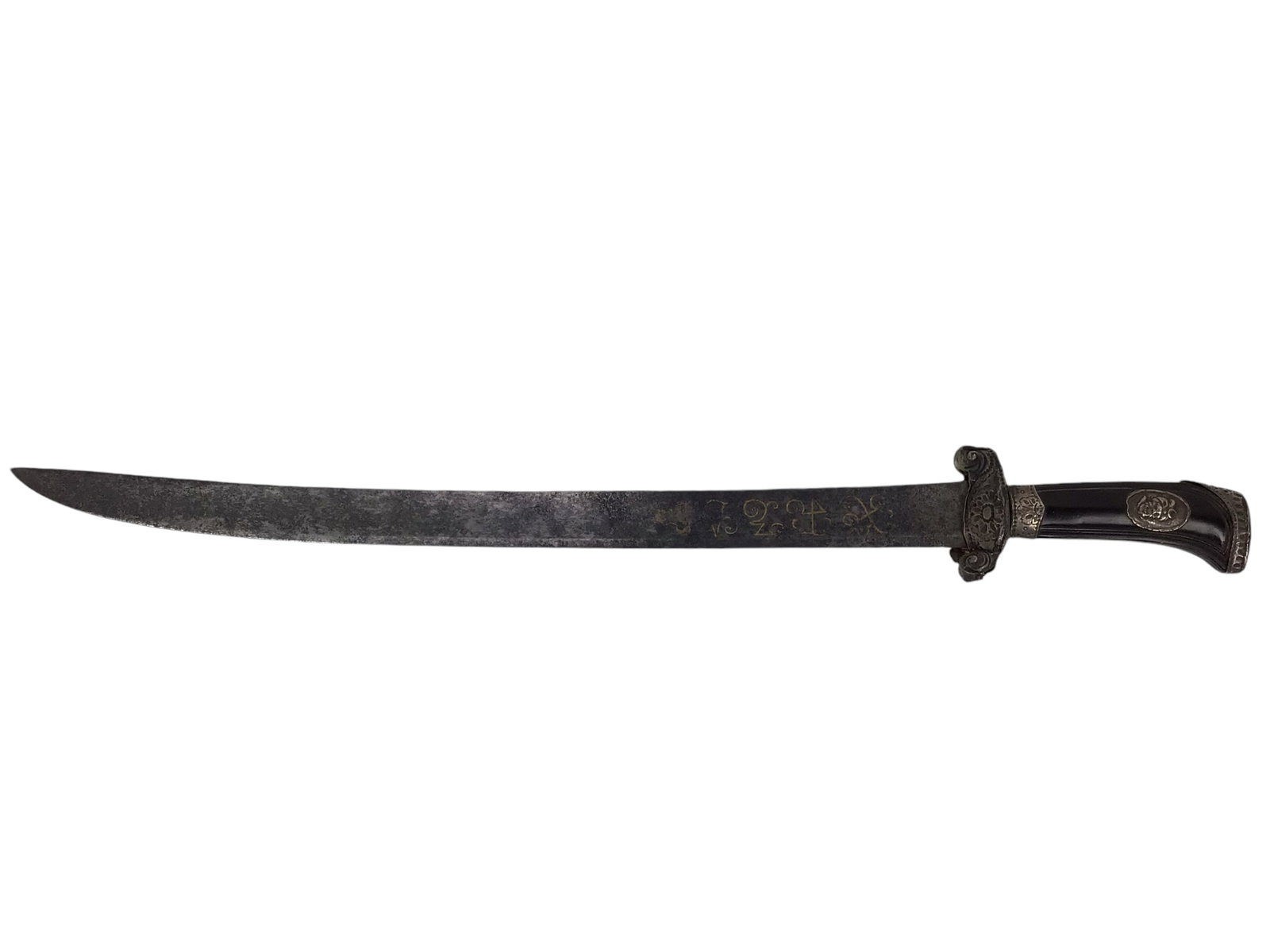 Rare American Revolutionary Era French Cuttoe Hunting Sword with Silver Mounts and Gold Inlaid Blade: This exceptional American Revolutionary era French cuttoe hunting sword, dating to the 18th century, features finely executed silver-mounted fittings adorned with sculpted Turkish warrior head motifs.