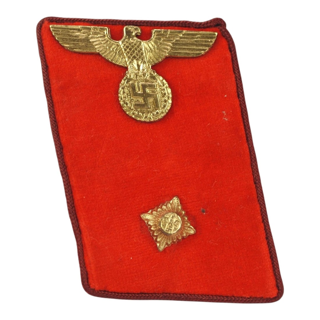 German WW2 NSDAP Reichsleitung Arbeitsleiter Collar Tab with Gold Metal Insignia: This excellent German WWII NSDAP Reichsleitung Arbeitsleiter collar tab is a striking political leadership insignia example featuring a golden-metal eagle and swastika device with a matching golden-me