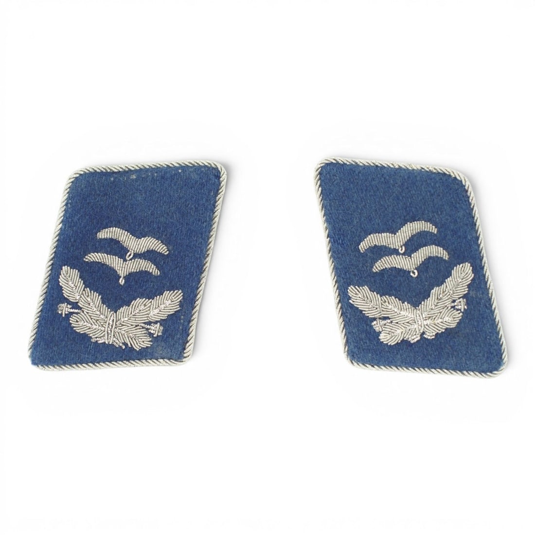German WW2 Luftwaffe Medical Oberleutnant Bullion Collar Tab Pair: This German WWII Luftwaffe Medical Oberleutnant collar tab pair is an officer-grade bullion insignia set for the rank of Oberleutnant, or First Lieutenant, in the Luftwaffe medical branch. The pair wo