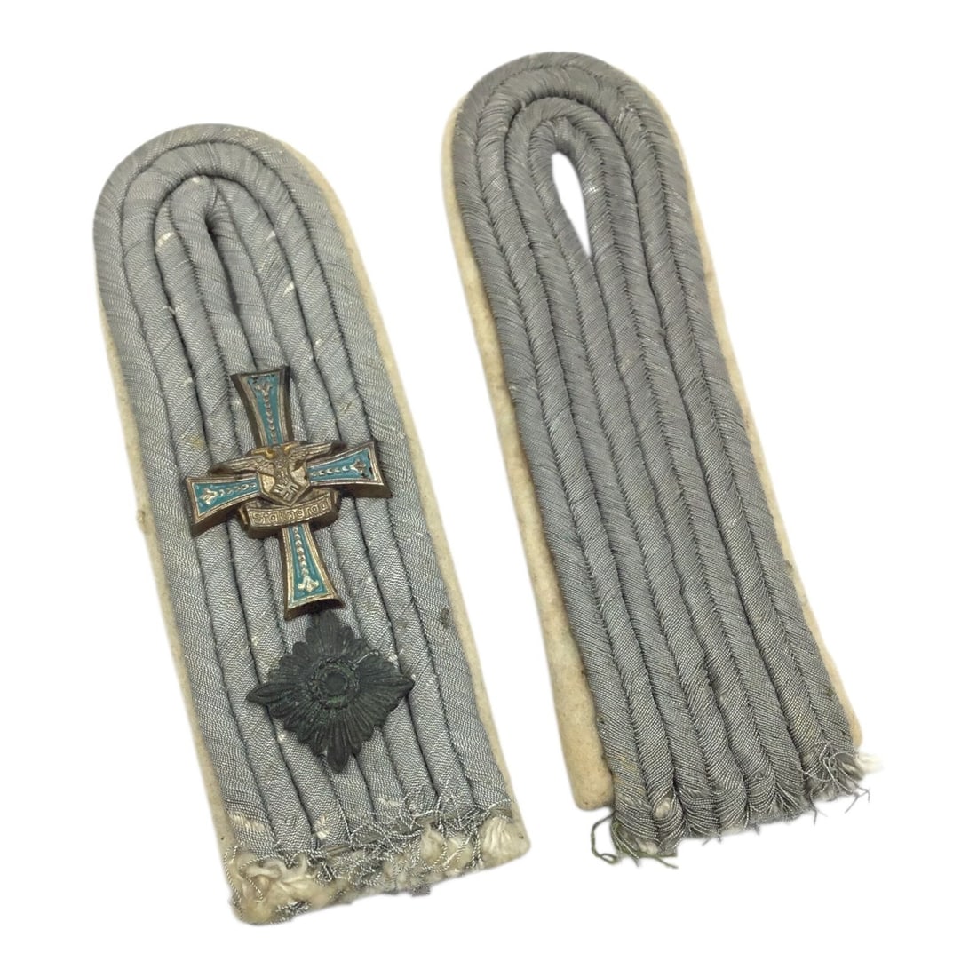 German WW2 Infantry Officer Oberleutnant Shoulder Boards with Rare Stalingrad Cross - Hoch- und: This exceptional and scarce pair of original German WW2 Infantry Officer shoulder boards is attributed to the rank of Oberleutnant (First Lieutenant) and is distinguished by the presence of the highly