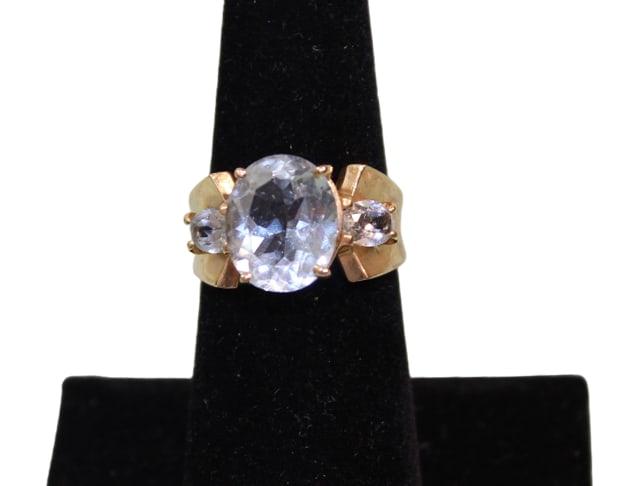 14 Karat Gold Ring with Pale Blue Gemstones (6.3g TW) (1 of 10)