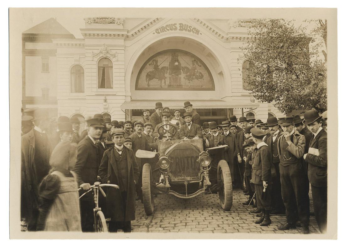Houdini, Harry (Ehrich Weisz). Photograph of Houdini at (1 of 1)