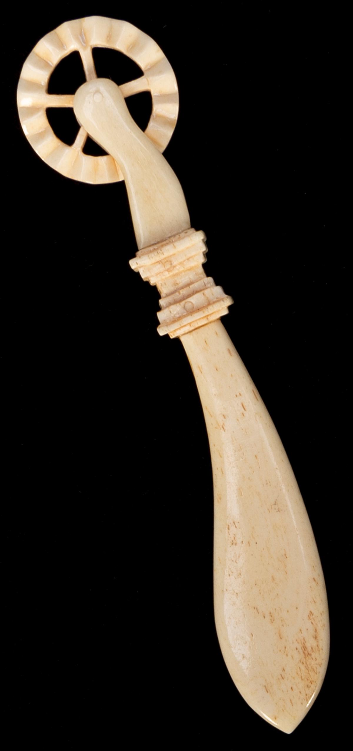 [SCRIMSHAW] Carved Pie Crimper. Circa 19th century. (1 of 2)