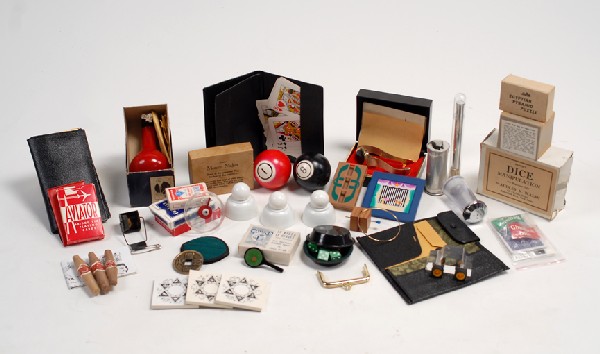 Gigantic accumulation of close-up magic tricks ...: [Close-Up Magic] Gigantic accumulation of close-up magic tricks and props. Including over 100 different pocket tricks and gimmicks with cards, coins, and other small objects. Among the items included 