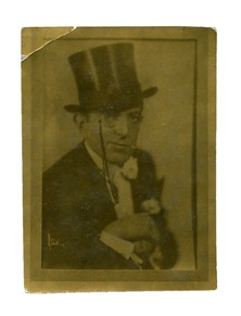 Cardini souvenir "throw out"-type card: Cardini (Richard Valentine Pitchford). Cardini souvenir "throw out"-type card. N.p., ca. 1940. Souvenir card bearing a ½ length portrait of Cardini in tie, tails, top hat and monocole. Printed in bla